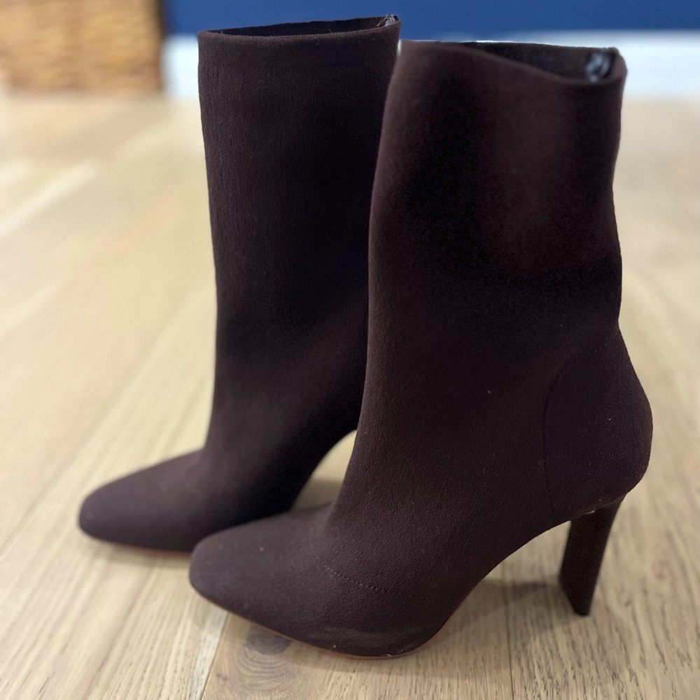 Selling this boots because they are too small on me.